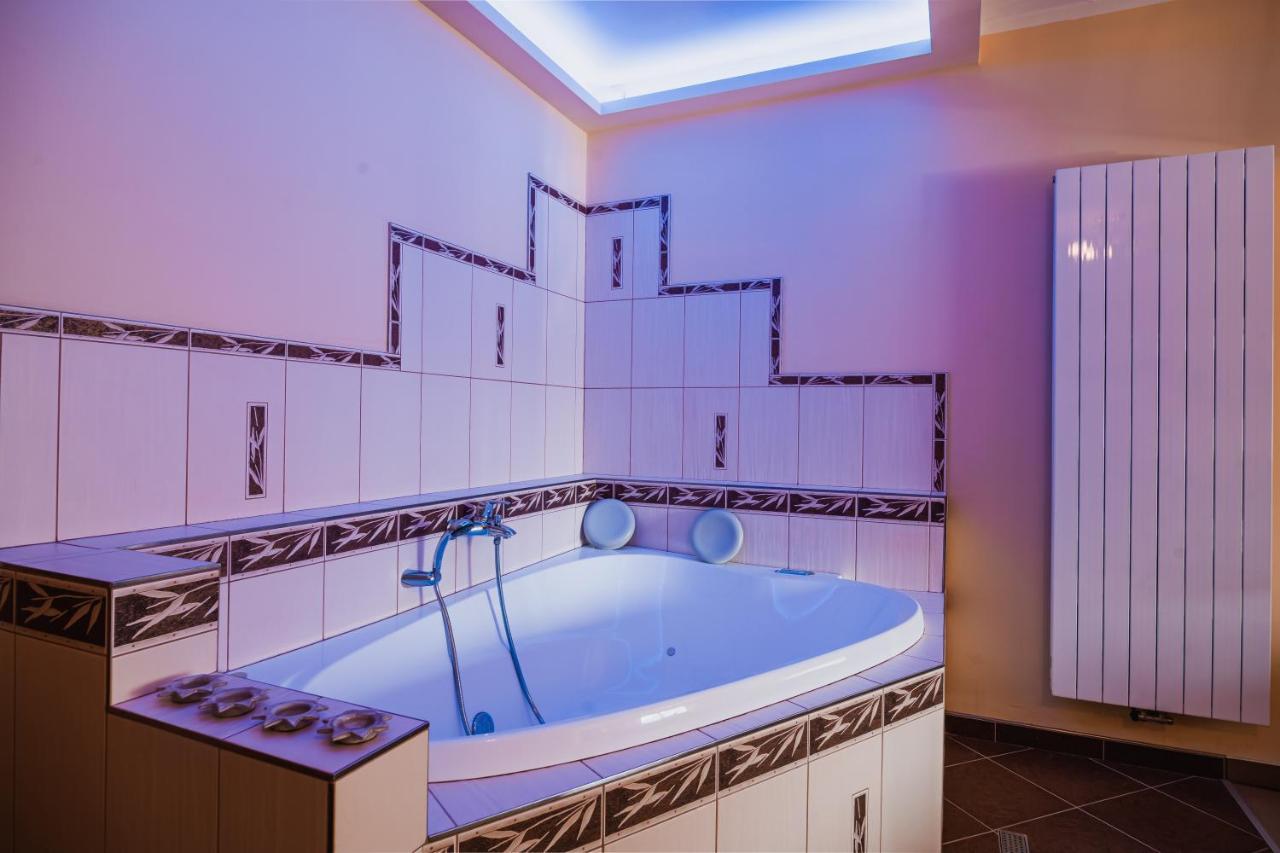 Hotel Krajka**** Vamberk ภายนอก รูปภาพ