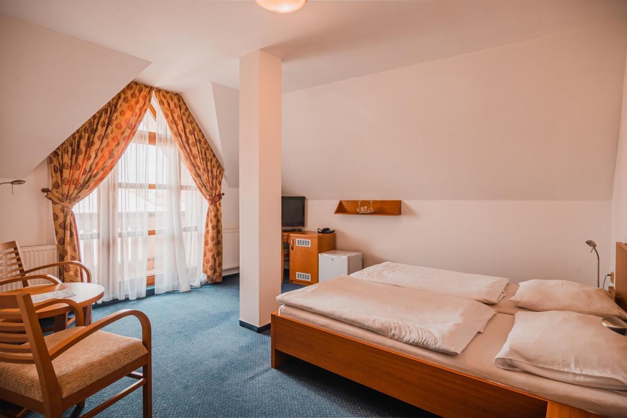 Hotel Krajka**** Vamberk ภายนอก รูปภาพ